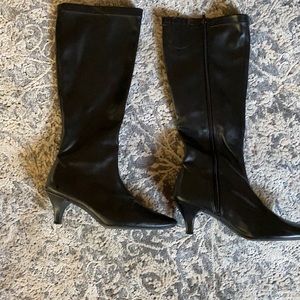 Aerosols Boots in back inch heel boots. 7.5